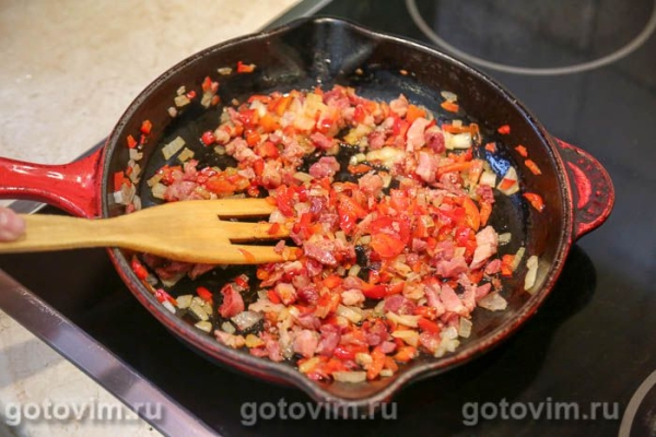 Мясные рулетики из фарша с жареным беконом и перцем Мясные рулетики из фарша с жареным беконом и перцем