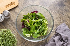 Салат из зелени и огурцов Салат из зелени и огурцов