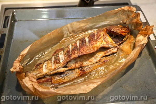 Терпуг, запеченный целиком в духовке с лимоном и чесноком