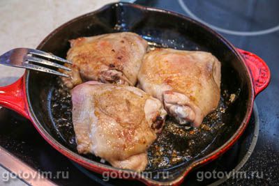 Куриные бедра в сливочном соусе с помидорами черри и сыром Куриные бедра в сливочном соусе с помидорами черри и сыром