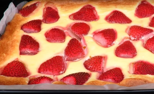 Творожная запеканка с клубникой. Рецепт домашней выпечки с творогом: сырник без муки