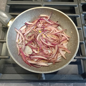 Пицца с луком и сыром Пицца с луком и сыром