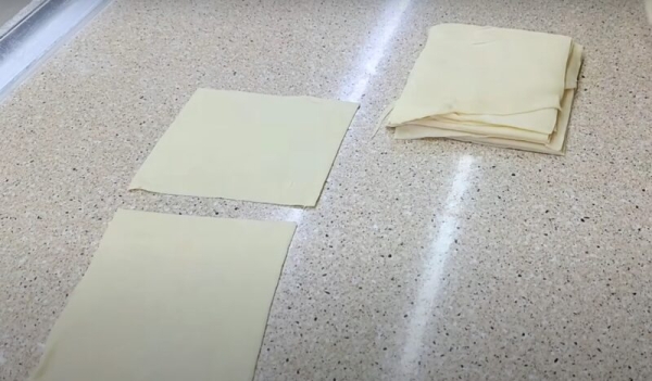 Мука и кипяток. Пирожки из хрустящего тонкого теста: начинка сочная, ароматная и нежная Мука и кипяток. Пирожки из хрустящего тонкого теста: начинка сочная, ароматная и нежная