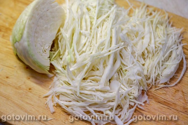 Блинный пирог с капустой и яйцом