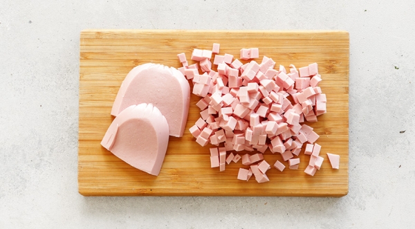 Яичница в хлебе на сковороде с колбасой и сыром, пошаговый рецепт с фото на 836 ккал Яичница в хлебе на сковороде с колбасой и сыром, пошаговый рецепт с фото на 836 ккал