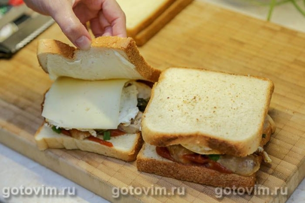 Сэндвич с колбасками и яйцом Сэндвич с колбасками и яйцом