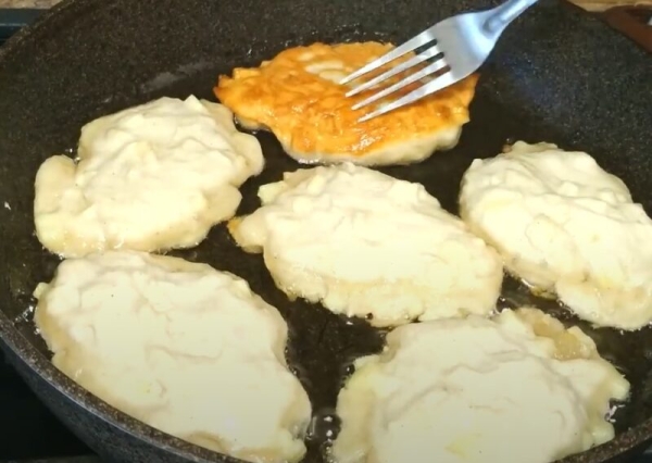 Вкусняшки к чаю за 15 минут: нежные и ароматные яблочные оладьи. Простой рецепт! Вкусняшки к чаю за 15 минут: нежные и ароматные яблочные оладьи. Простой рецепт!