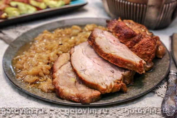 Свиная шея в фольге, запеченная с луком и сливочным маслом