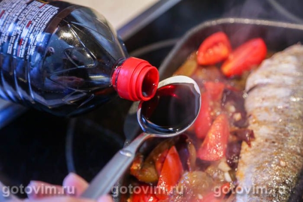 Сельдь, жаренная с помидорами, сливами и чесноком в соевом соусе Сельдь, жаренная с помидорами, сливами и чесноком в соевом соусе