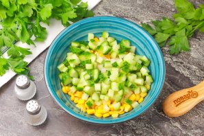 Салат с тунцом, кукурузой и огурцами Салат с тунцом, кукурузой и огурцами