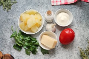 Салат с помидорами, ананасом и сыром Салат с помидорами, ананасом и сыром