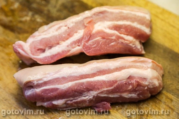 Свиная грудинка, запеченная в маринаде с лимоном и чили