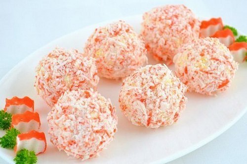 Сырно-крабовый салат шариками «Рафаэлло»