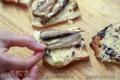 Бутерброды со шпротами, сыром и вялеными томатами Бутерброды со шпротами, сыром и вялеными томатами