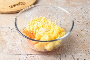 Салат с ананасами, сыром и морковью Салат с ананасами, сыром и морковью