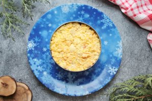 Салат со свеклой, курицей и солеными огурцами Салат со свеклой, курицей и солеными огурцами