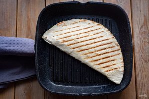 Кесадилья с сыром и колбасой Кесадилья с сыром и колбасой