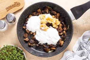 Шампиньоны в сметанном соусе Шампиньоны в сметанном соусе