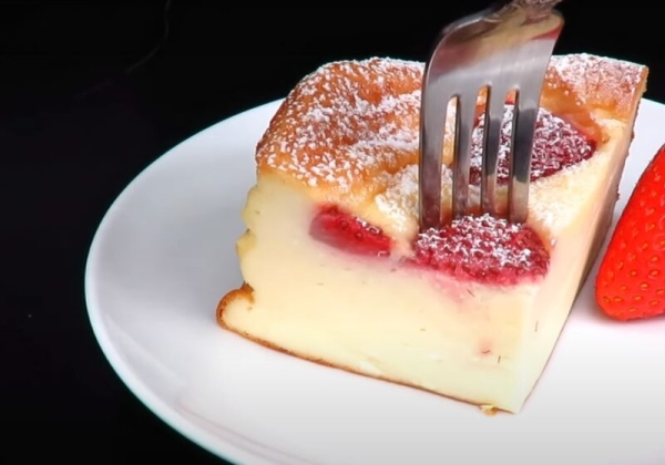 Творожная запеканка с клубникой. Рецепт домашней выпечки с творогом: сырник без муки