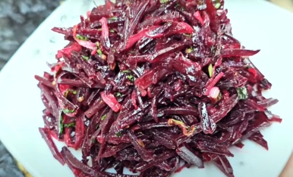 Салат за 5 минут из банальной свеклы. Отличная закуска для обеда и ужина Салат за 5 минут из банальной свеклы. Отличная закуска для обеда и ужина