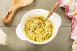 Яйца, фаршированные сыром и чесноком