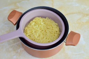 Феттуччине с жареным куриным филе и соусом "Песто"