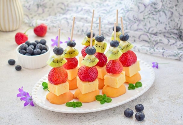 Сыр с ягодами и фруктами Сыр с ягодами и фруктами