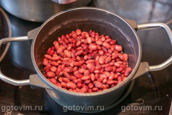 Мясные щи с фасолью, квашеной и свежей капустой