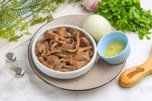 Жареные опята с луком