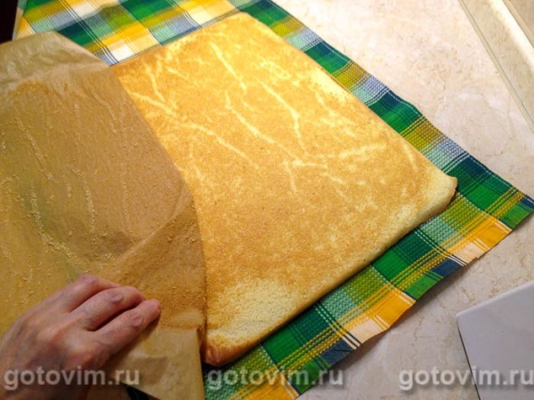 Бисквитный рулет с клюквой, яблоками и апельсином