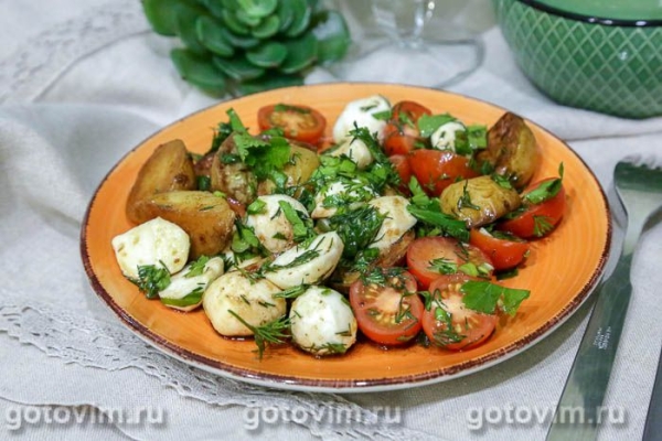 Салат с моцареллой, жареным картофелем‑бэби и помидорами