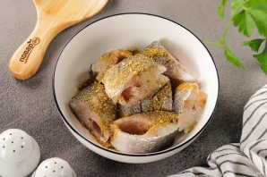 Тушеная рыба в сметанном соусе