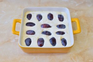 Творожная запеканка со сливами