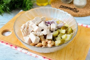 Салат с курицей, фасолью и солеными огурцами Салат с курицей, фасолью и солеными огурцами