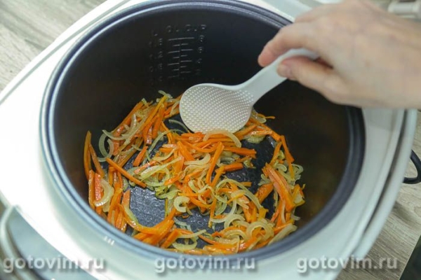 Поджарка из куриной печени с копчёными колбасками в мультиварке