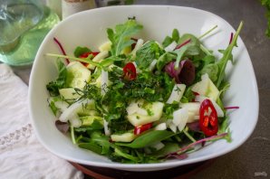 Огурцы с зеленым салатом Огурцы с зеленым салатом