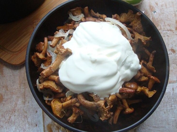 Запечённые лисички в сметане Запечённые лисички в сметане