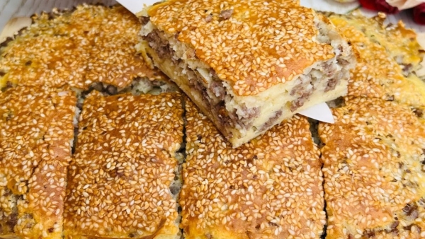 Мой ходовой рецепт на каждый день. Сочный пирог с мясной начинкой: побил все рекорды по скорости приготовления Мой ходовой рецепт на каждый день. Сочный пирог с мясной начинкой: побил все рекорды по скорости приготовления