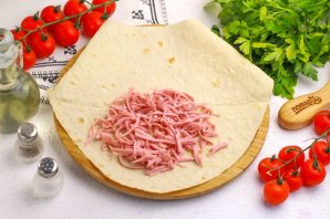 Лаваш с колбасой и сыром Лаваш с колбасой и сыром