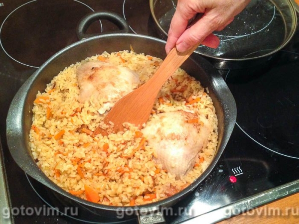 Курица с рисом и арахисом на сковородке в азиатском стиле