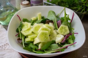 Огурцы с зеленым салатом Огурцы с зеленым салатом