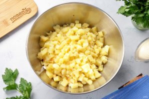 Салат со скумбрией и соленым огурцом Салат со скумбрией и соленым огурцом