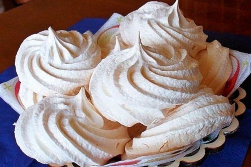 Воздушное безе из яичных белков Воздушное безе из яичных белков