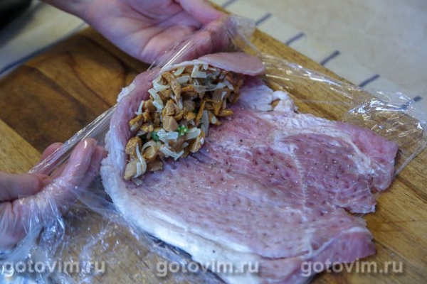 Мясные рулетики из свинины с лисичками и сыром Мясные рулетики из свинины с лисичками и сыром