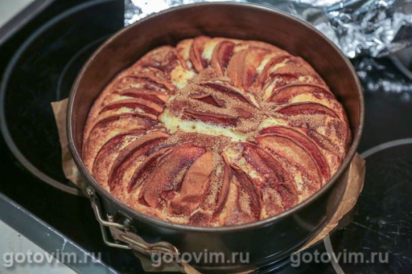 Яблочный пирог с сахарной корочкой и корицей