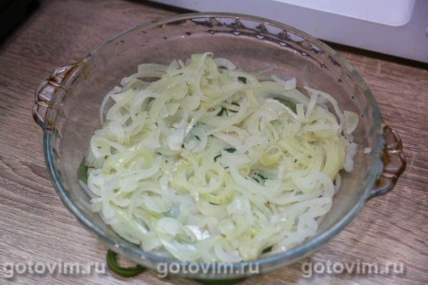 Пикша в микроволновке на луковой подушке