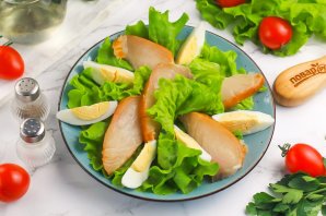 Салат с копченой треской и авокадо Салат с копченой треской и авокадо