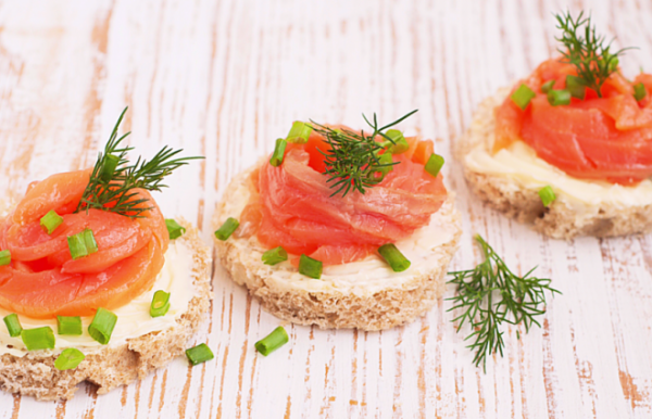 Бутерброды с семгой и сливочным сыром на скорую руку