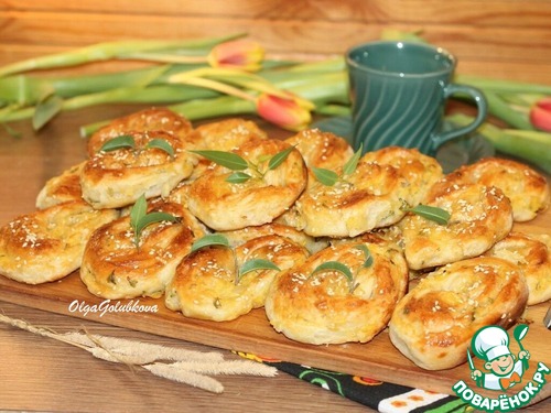 Слоеные пирожки с луком и картошкой