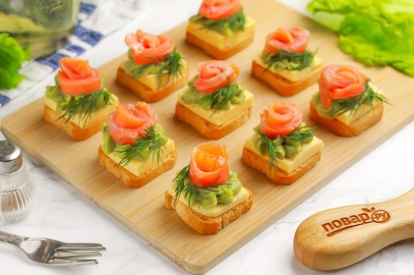 Канапе с сыром, авокадо и семгой Канапе с сыром, авокадо и семгой